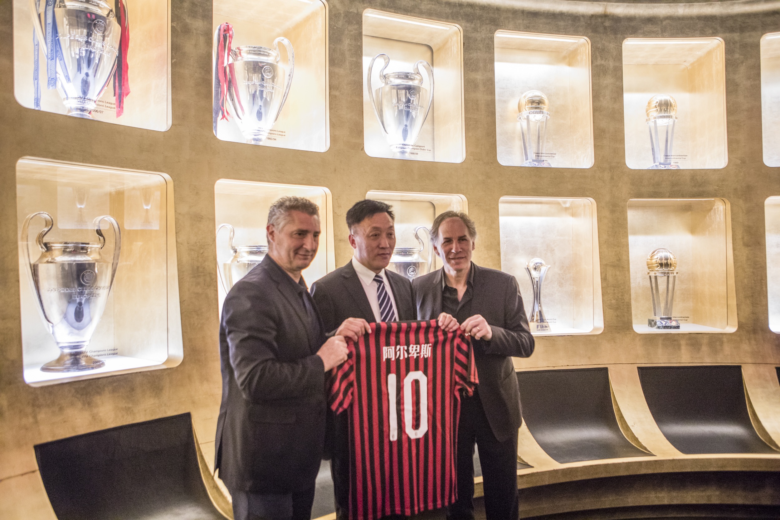 鲁比亚莱斯再谈亲吻门：我不需要向珍妮弗道歉，她当时同意了（鲁比亚莱斯再度谈“亲吻门”：称无需向珍妮弗致歉，表示当时已获对方同意）