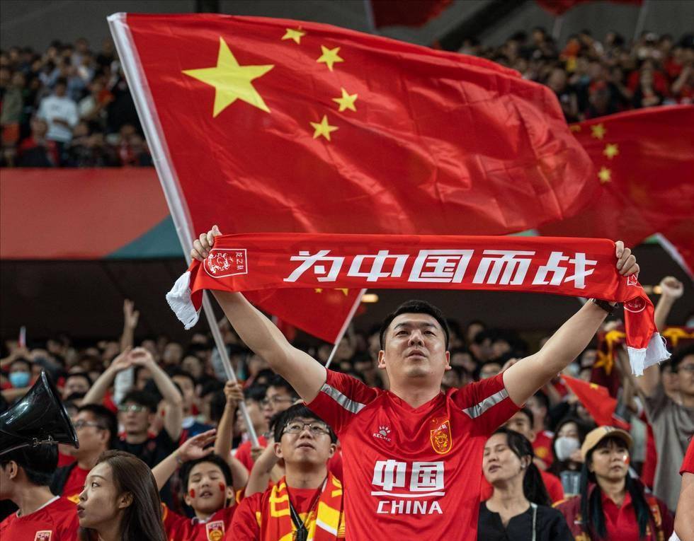 半场： 萨索洛2-1佛罗伦萨，曼德拉戈拉点射，沃尔帕托破门（半场战报：萨索洛暂2-1领先佛罗伦萨，曼德拉戈拉点球命中，沃尔帕托破门）