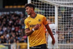 圣保利主帅调侃凯恩：去年他踢我们那脚射门，球现在还在飞吧（圣保利主帅打趣凯恩：去年那脚对我们射门，球至今还在飞）