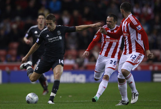 西甲：巴萨客胜扩大领先，皇马主场爆冷输球，VAR再度抢戏（西甲综述：巴萨客场取胜继续领跑，皇马主场遭冷门，VAR再成焦点）