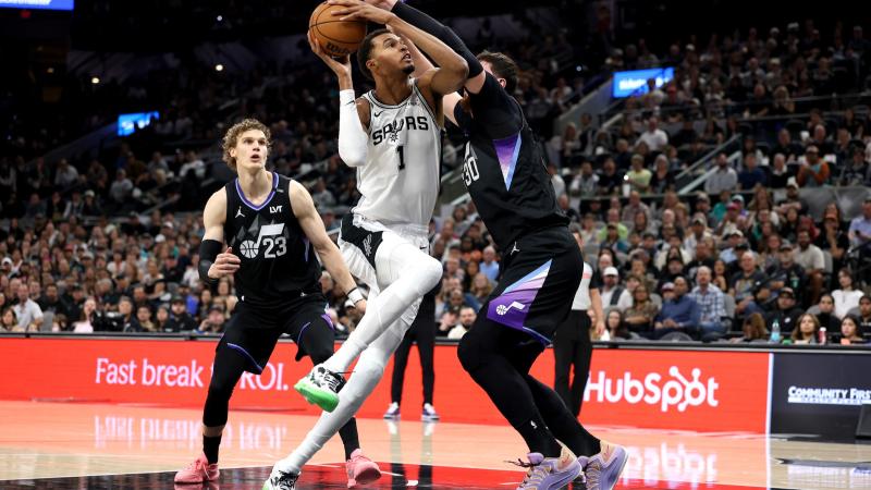 转会市场风云再起！萨拉赫或赴沙特联赛，拜仁豪门相中英格兰新星（足坛转会再起波澜：萨拉赫或转战沙特联，拜仁看上英格兰新星）