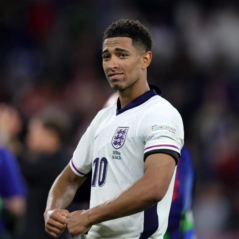 TA：多家豪门关注小将斯密特，阿尔克马尔对其估价约6000万欧（TA：阿尔克马尔为斯密特标价约6000万欧，多家豪门密切关注）