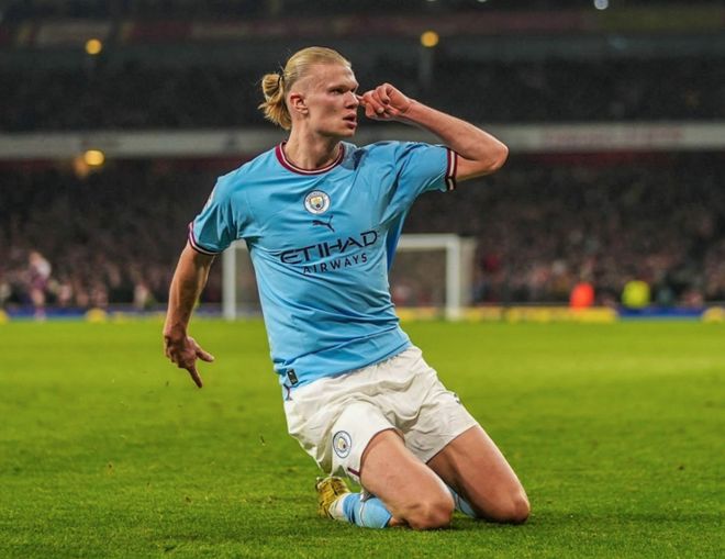 格林单节三分5投4中，雄鹿狂轰9记三分，客场4分领先（格林单节外线火热5中4，雄鹿飙进9记三分，客场领先4分）