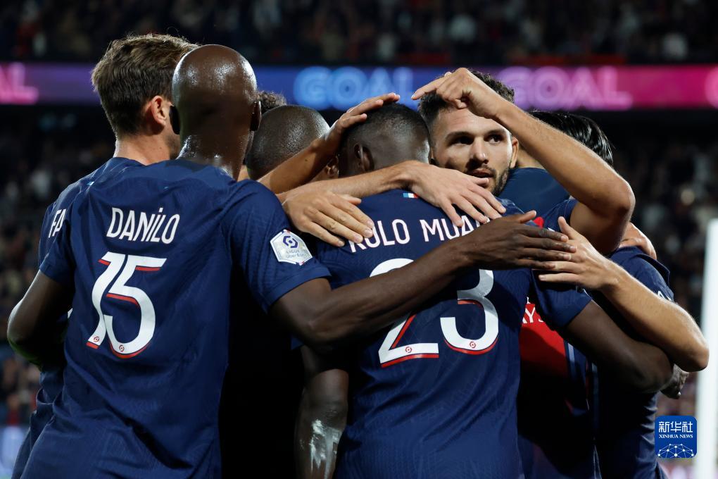 雄鹿五连胜强势领跑东部（雄鹿豪取五连胜稳居东部第一）