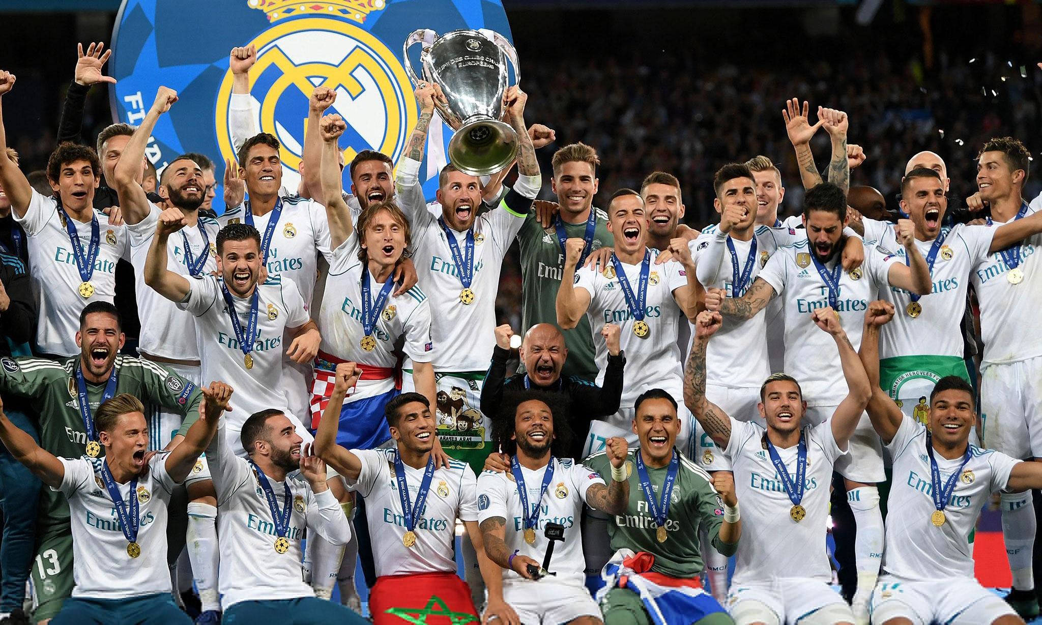 湖人杯赛主场不敌马刺引热议！媒体人：詹东里合体后最惨失利（湖人杯赛主场负于马刺引发热议，媒体人称詹东里合体以来最惨一败）