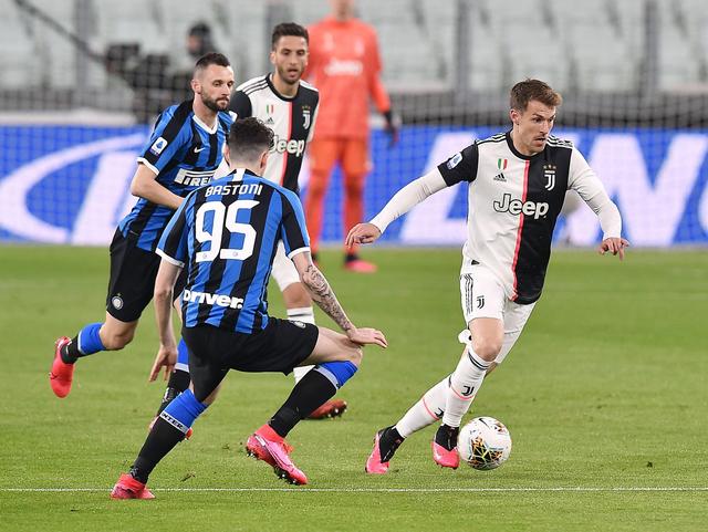 莱奥罚点前铃木彩艳对他说踢右边，最终莱奥踢向右边并且罚进（铃木彩艳点球前建议踢右，莱奥照做右侧破门）